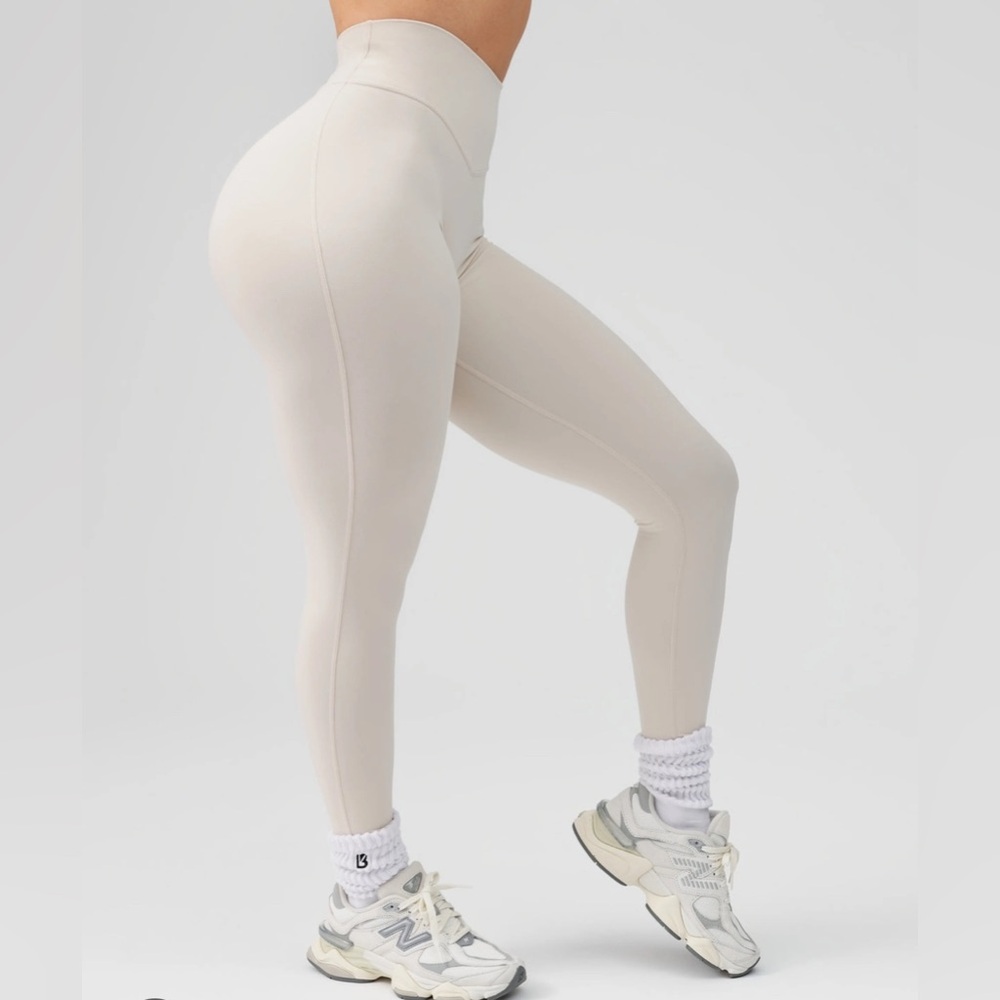 NWT buff bunny aggressive scrunch leggings in stardust color